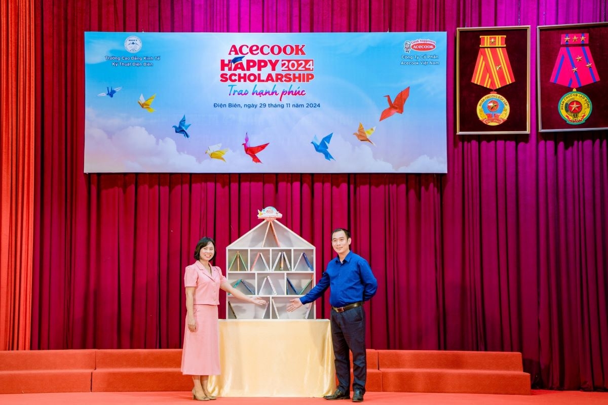 Đại diện Acecook trao tặng "Tủ sách hạnh phúc" cho các trường vùng sâu, vùng xa trong khuôn khổ Happy Scholarship năm 2024
