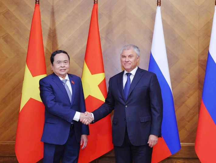 Chủ tịch Quốc hội Trần Thanh Mẫn và Chủ tịch Duma Quốc gia, Quốc hội Liên bang, Liên bang Nga Vyacheslav Victorovich Volodin. (Ảnh: TTXVN)