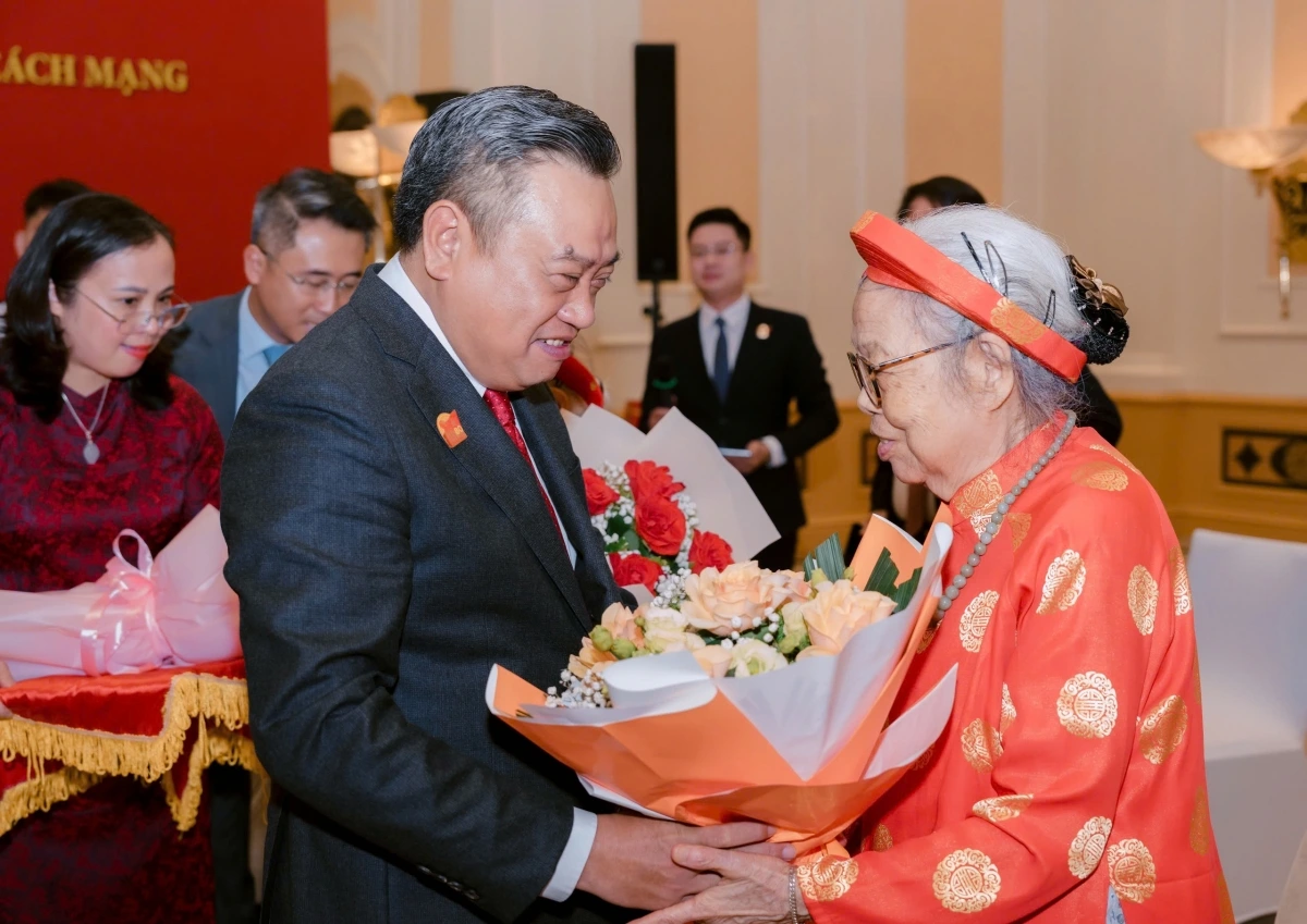 Chủ tịch UBND thành phố Hà Nội Trần Sỹ Thanh tặng quà tri ân các Mẹ Việt Nam Anh hùng, Người có công nhân dịp 80 năm Quốc khánh 2/9