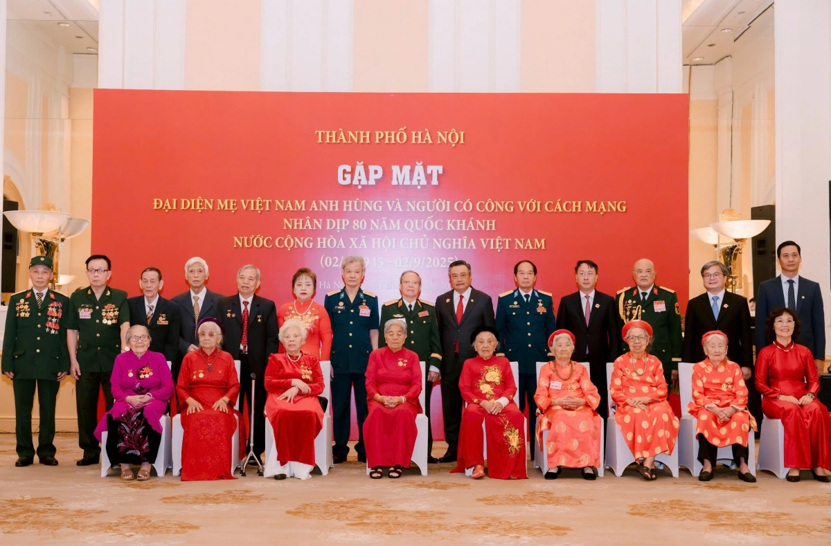 Các Mẹ Việt Nam Anh hùng, Người có công cùng lãnh đạo thành phố Hà Nội tham dự buổi gặp mặt