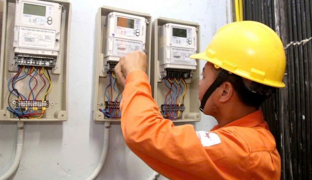 Công nhân ngành điện kiểm tra công tơ tại hiện trường. Ảnh: PV