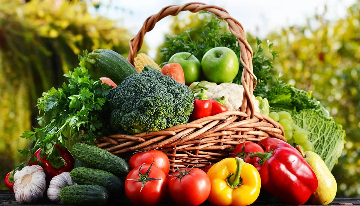 Rửa sạch rau quả trước khi ăn giúp loại bỏ bụi bẩn, vi khuẩn và giảm nguy cơ ngộ độc