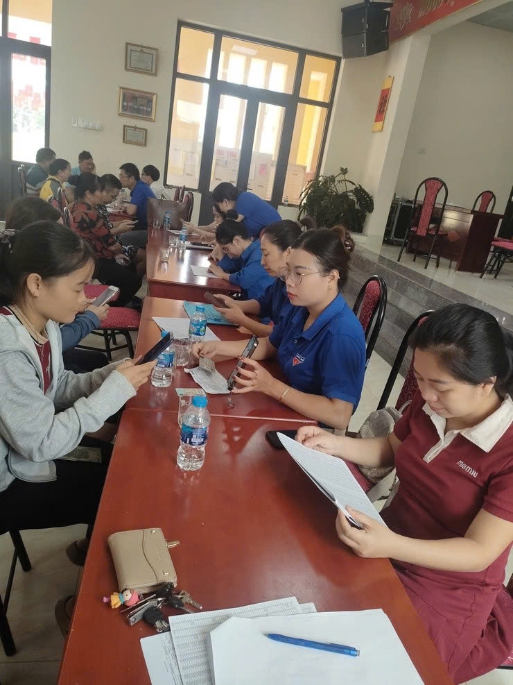 Tại xã Thanh Trì, Phòng Kinh tế phối hợp với Thuế cơ sở 14 tổ chức 13 điểm hướng dẫn người nộp thuế cài đặt và sử dụng ứng dụng eTax Mobile để khai, nộp thuế sử dụng đất phi nông nghiệp năm 2025.