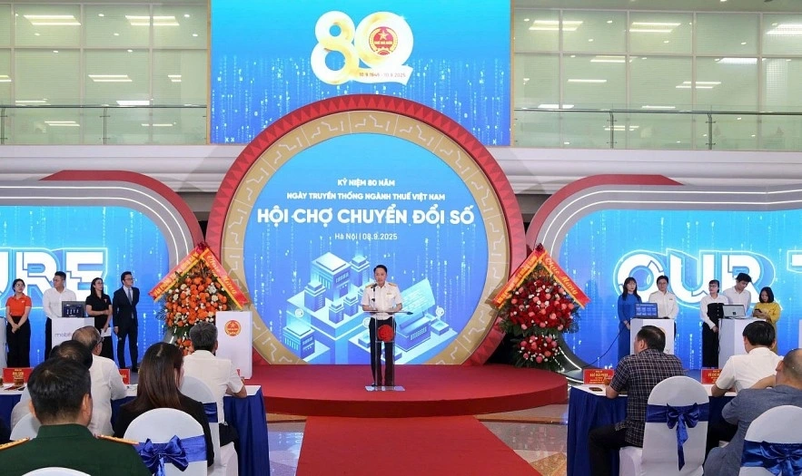 Ông Mai Sơn, Phó Cục trưởng Cục Thuế phát biểu khai mạc Hội chợ chuyển đổi số.