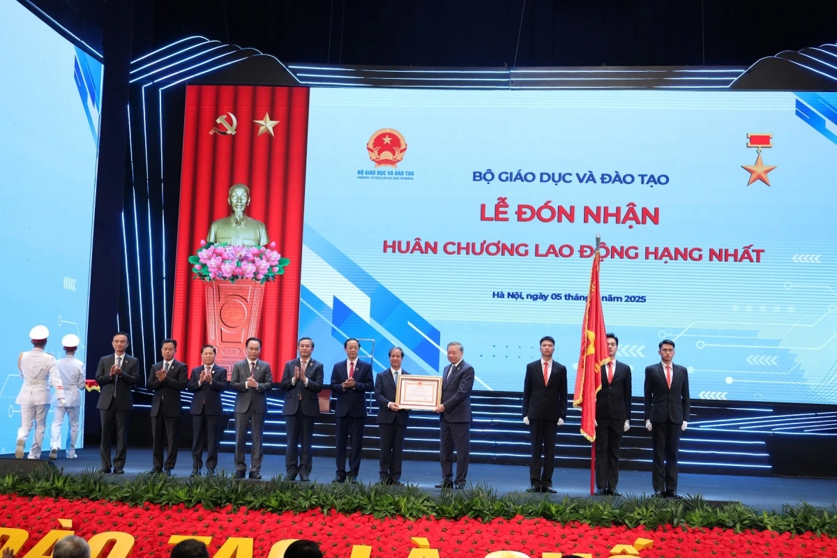 Tổng Bí thư Tô Lâm trao tặng Huân chương Lao động hạng Nhất cho Bộ GD-ĐT
