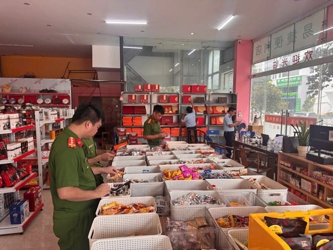 Công an phường Mỹ Hào phát hiện cửa hàng tạp hóa bán hàng không rõ nguồn gốc xuất xứ.
Ảnh: Công an tỉnh Hưng Yên