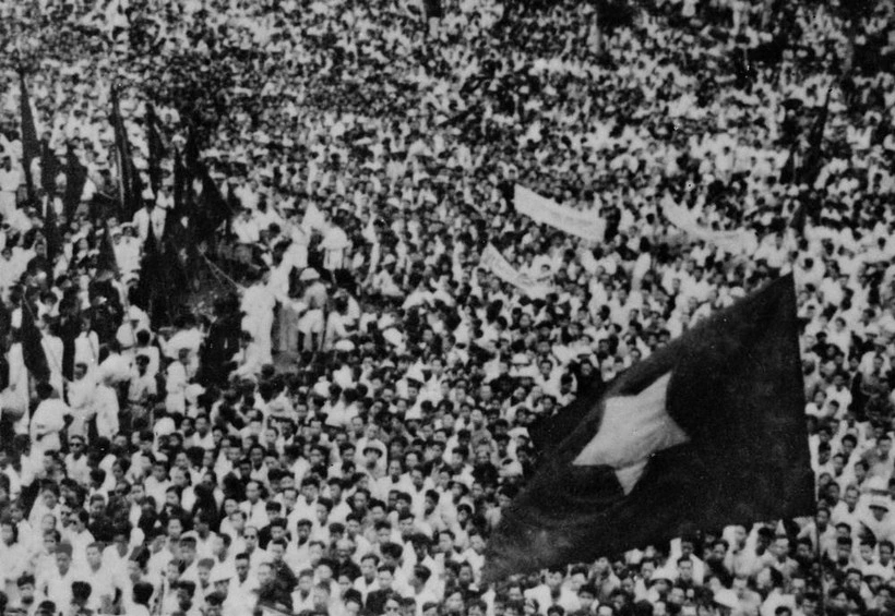 Ngày 19/8/1945, hàng vạn người dân thủ đô dự míttinh tại Quảng trường Nhà hát Lớn thành phố chào mừng thắng lợi của Cách mạng tháng Tám. (Ảnh: Tư liệu TTXVN)