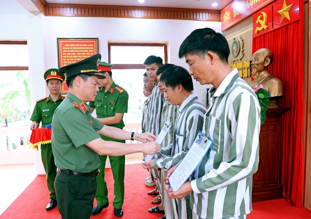 Thiếu tướng Nguyễn Hữu Mạnh, Giám đốc Công an tỉnh Ninh Bình trao quyết định đặc xá cho các phạm nhân.