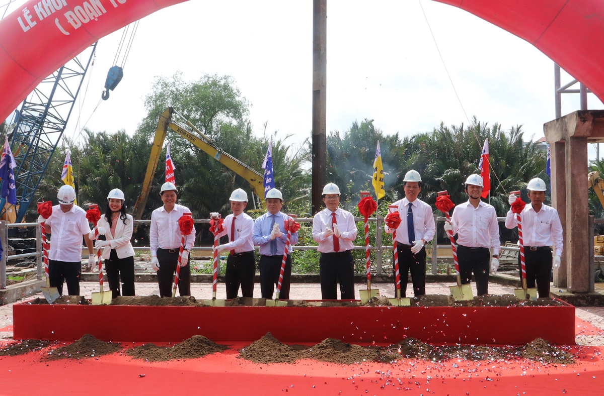 Các đại biểu thực hiện nghi thức động thổ khởi công công trình 