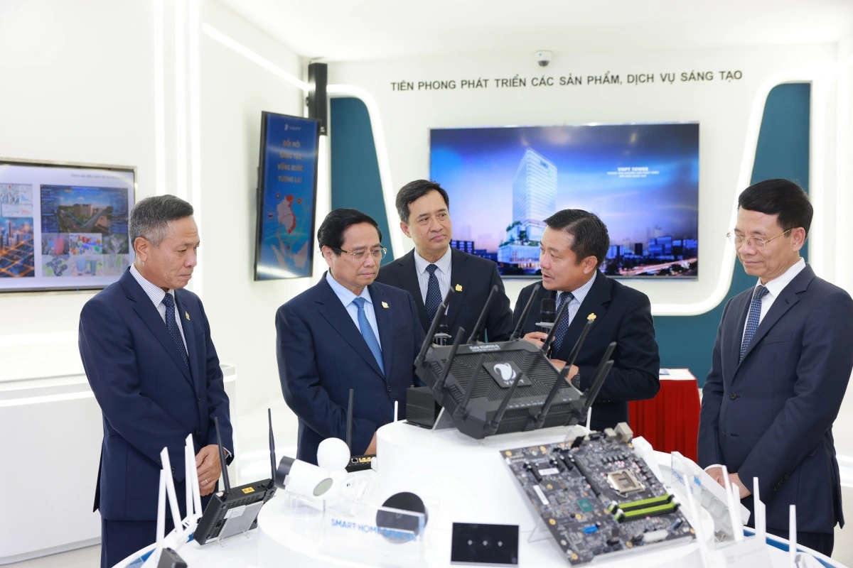Tại khu VNPT Space, lãnh đạo Tập đoàn VNPT giới thiệu với Thủ tướng Phạm Minh Chính về sản phẩm công nghệ của VNPT