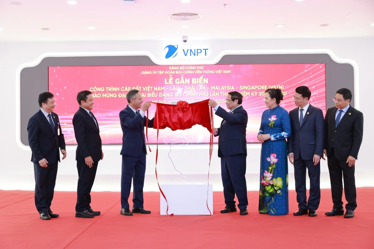Nhân dịp này, Thủ tướng Phạm Minh Chính thực hiện nghi thức gắn biển Công trình cáp đất Việt Nam – Lào – Thái Lan – Malaysia – Singapore (VSTN) chào mừng Đại hội Đại biểu Đảng bộ Chính phủ lần thứ I, nhiệm kỳ 2025-2030 của Đảng bộ Tập đoàn VNPT