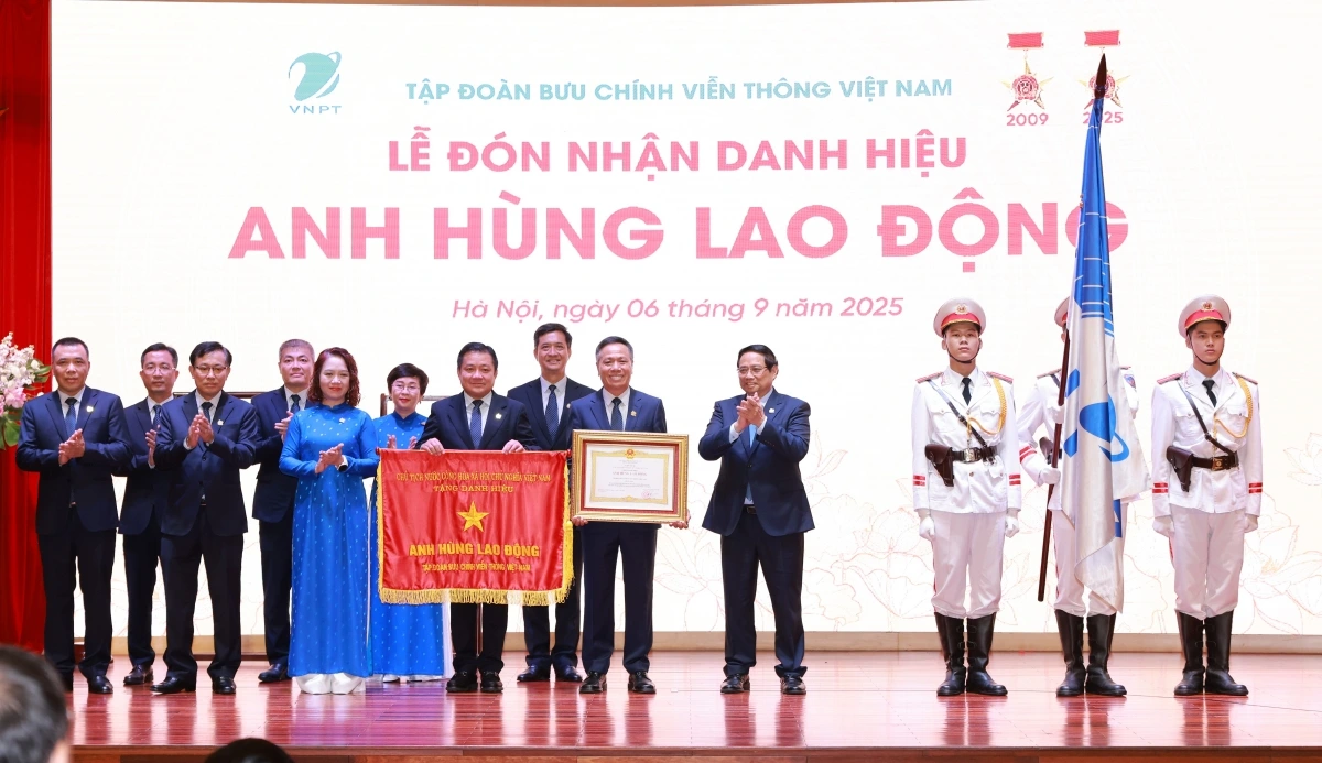 Thay mặt Lãnh đạo Đảng, Nhà nước, Thủ tướng Phạm Minh Chính đã trao Danh hiệu Anh hùng Lao động tặng Tập đoàn VNPT