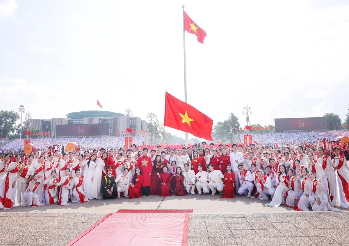 Hoàng Bách tham gia màn đồng diễn “Việt Nam ơi cùng bước tới vinh quang” cùng 80 nghệ sĩ và vũ đoàn.