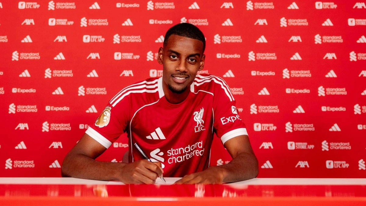 Isak ra mắt Liverpool. (Ảnh: Liverpool FC). 
