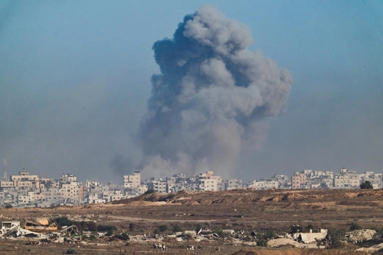Khói bốc lên sau cuộc không kích của Israel tại Gaza. Ảnh: Reuters