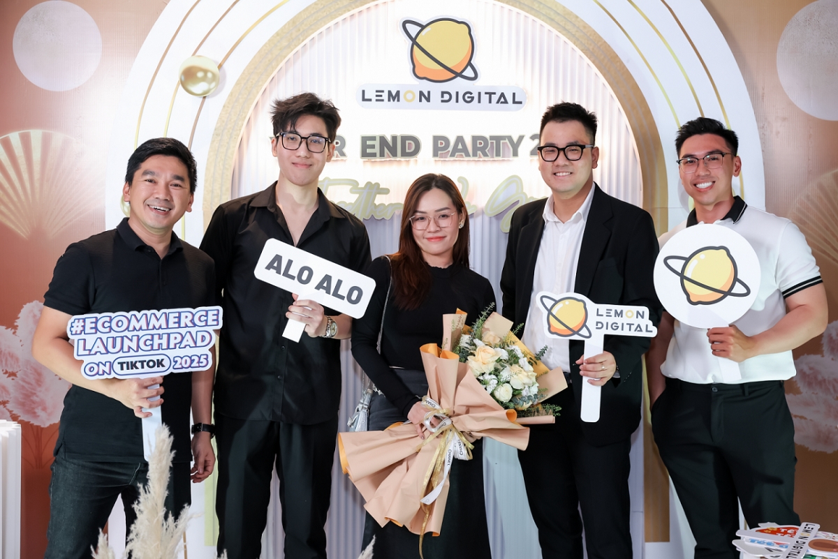 Lemon Digital, thành lập năm 2021 bởi CEO Tô Tuấn Tài  (thứ hai từ phải sang), được Shopee, TikTok vinh danh với các giải thưởng quốc tế năm 2025