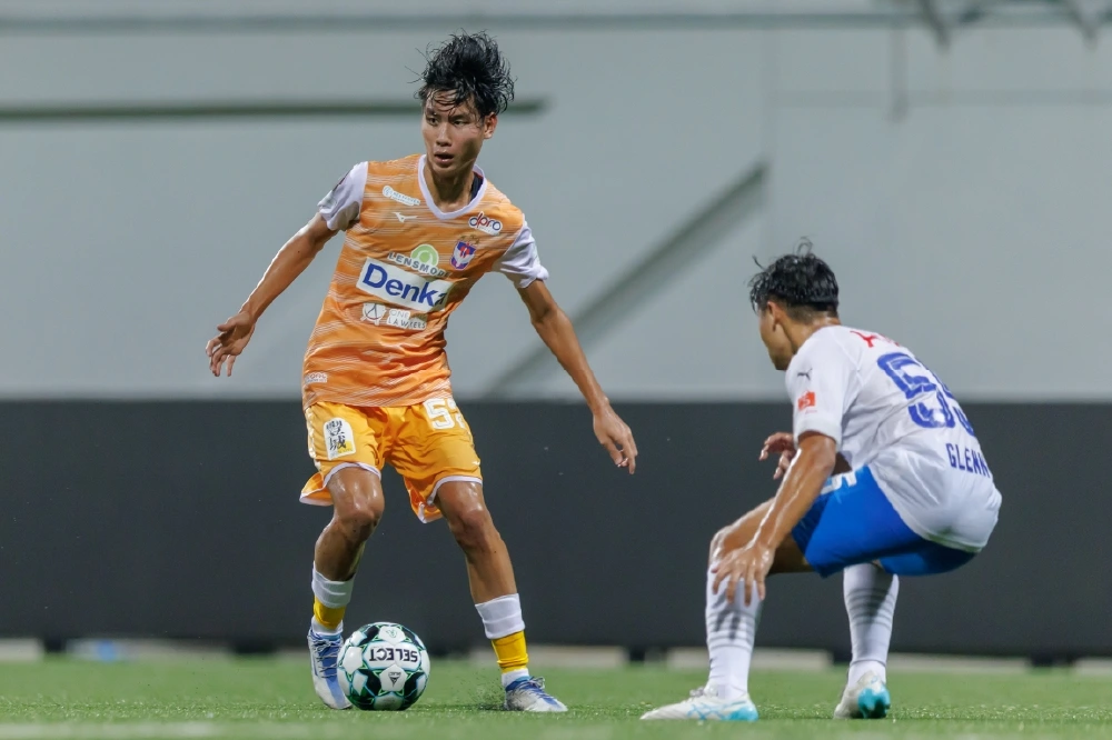 Junki Yoshimura (áo cam) là cầu thủ gốc Nhật Bản đáng chú ý của U23 Singapore. (Ảnh: Albirex Niigata Singapore) 