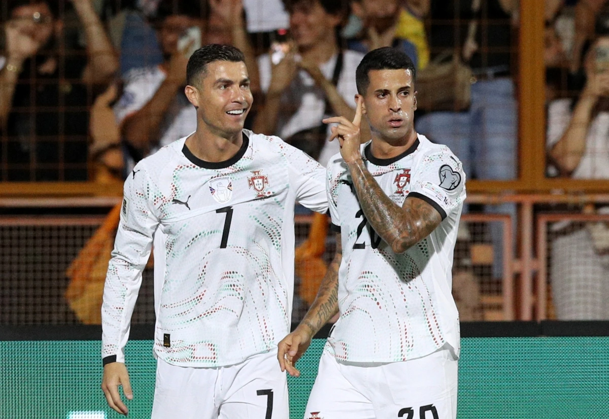 João Cancelo (bên phải) cũng thi đấu ấn tượng. (Ảnh: Reuters)