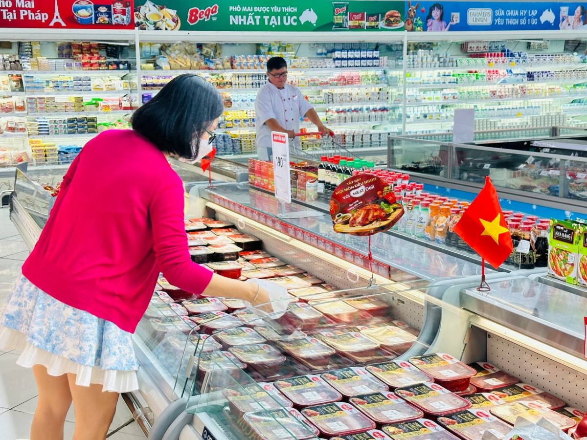 Khách hàng mua sắm mặt hàng thịt ủ mát MEATDeli tại siêu thị