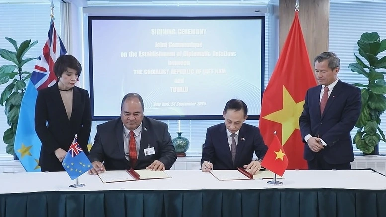 Bí thư Trung ương Đảng, Quyền Bộ trưởng Bộ Ngoại giao Lê Hoài Trung và Bộ trưởng Ngoại giao, Lao động và Thương mại Tuvalu Paulson Panapa ký Thông cáo chung thiết lập quan hệ ngoại giao giữa hai nước - Ảnh: BNG