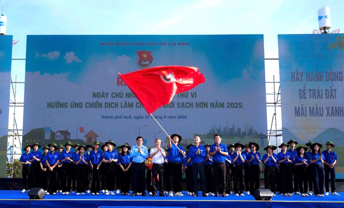 Lãnh đạo Trung ương Đoàn và thành phố Huế trao cờ lệnh phát động chương trình ra quân