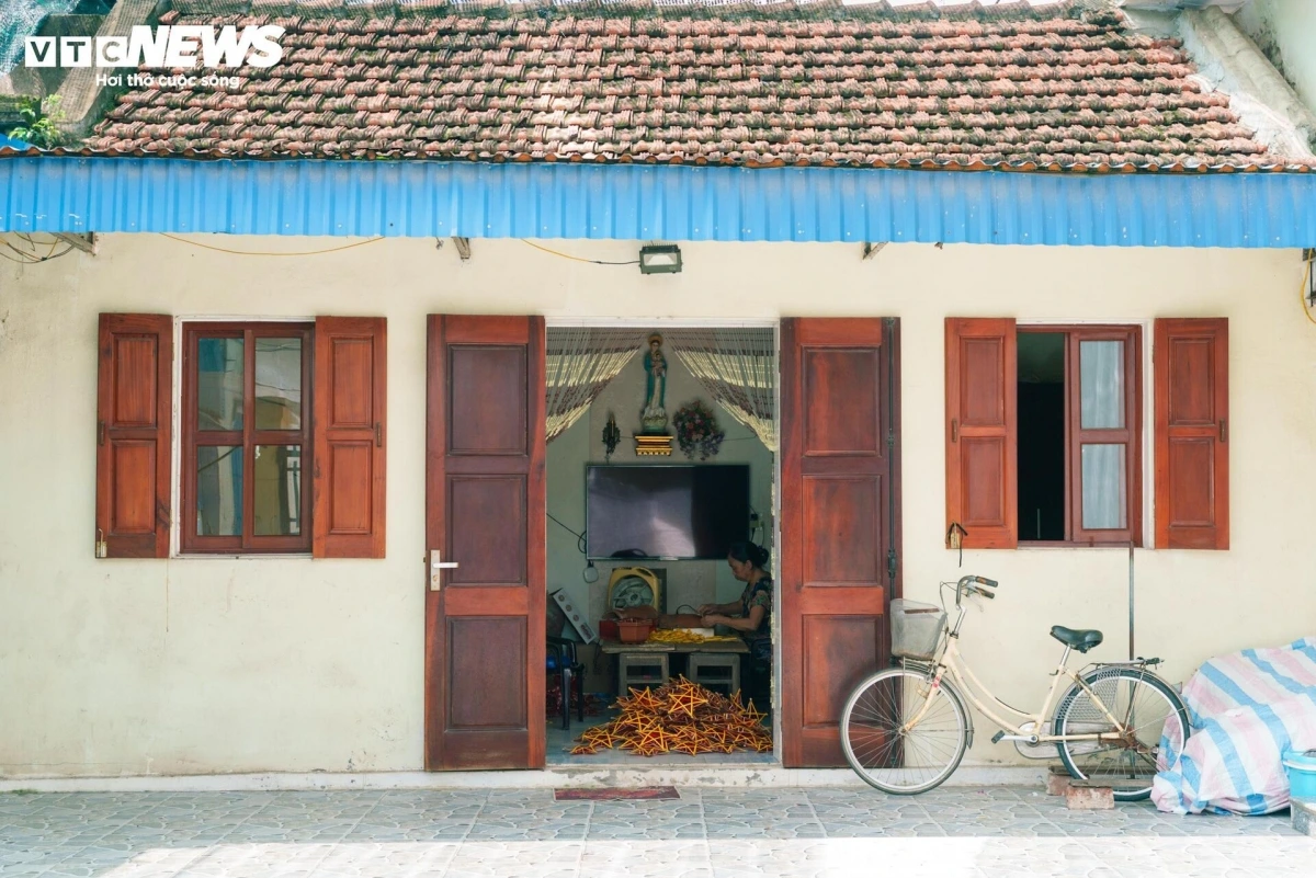 Located about 10km from the center of Nam Dinh city, Bao Dap village has long been renowned for its traditional craft of making star-shaped lanterns. This craft has been preserved through many generations and remains closely tied to the childhood memories of countless people.