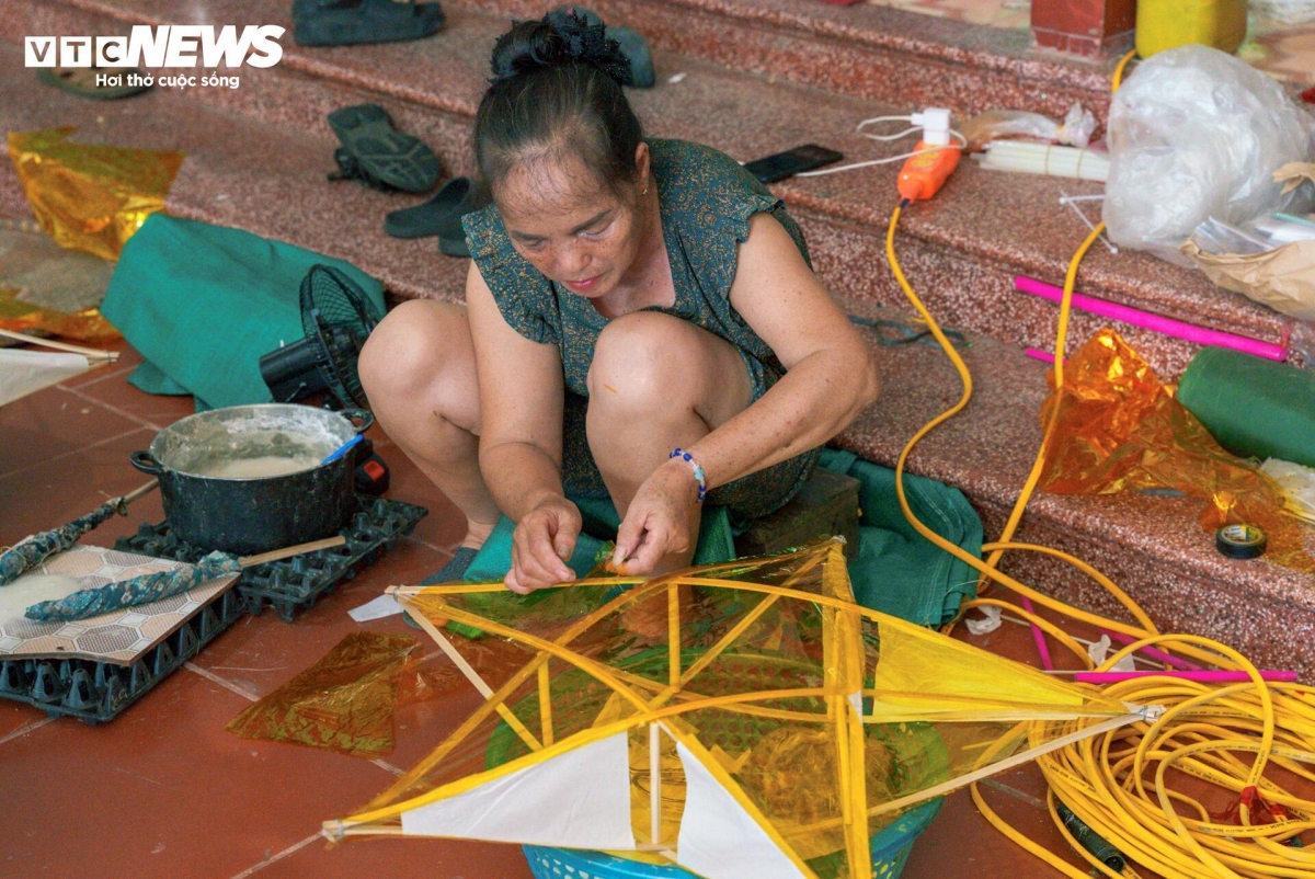 Ms Lan shares that lantern-making provides the main source of income for local villagers, and she is determined to preserve the tradition and pass it on to future generations.