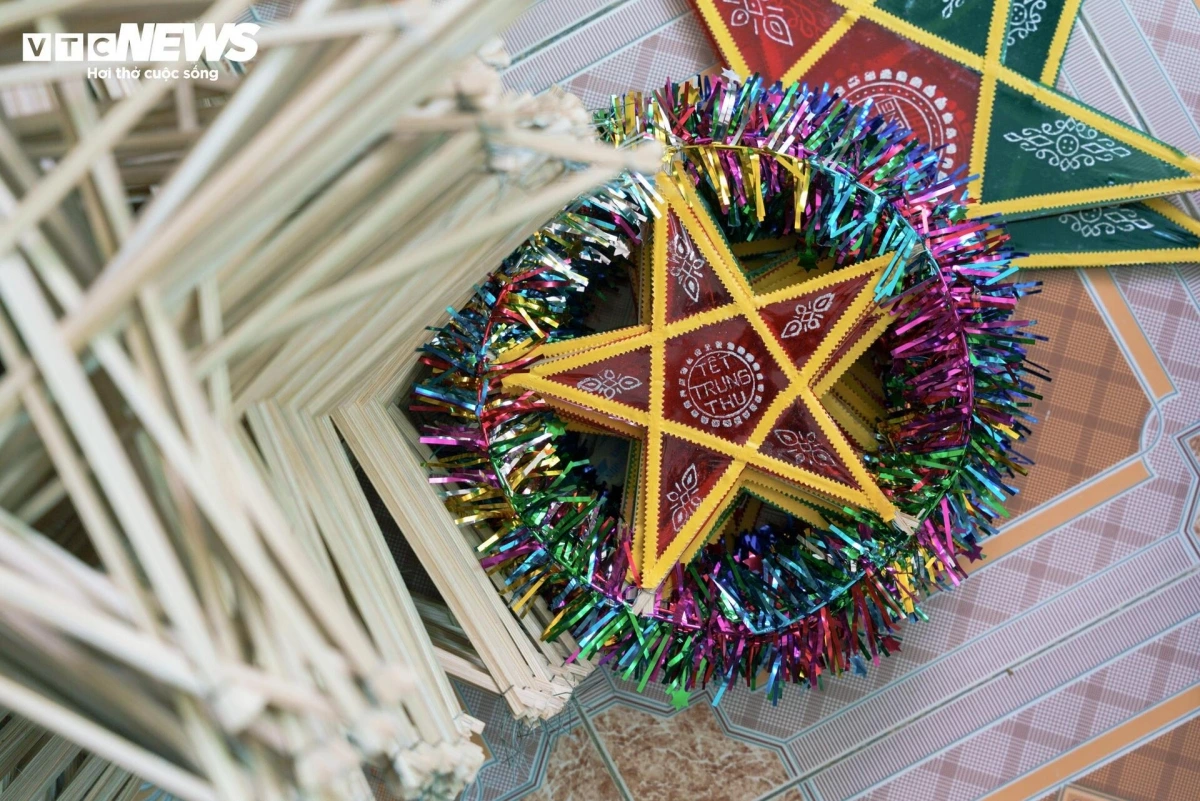 The star-shaped lanterns come in a variety of sizes, with diameters ranging from 15–20cm to as large as 1m. These products are not only popular in northern provinces but are also widely sold in southern regions, including Ho Chi Minh City.