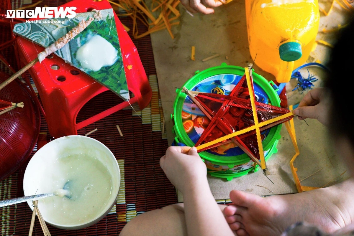 There are many steps involved in the process, from splitting the bamboo to making the frame with glazed paper.