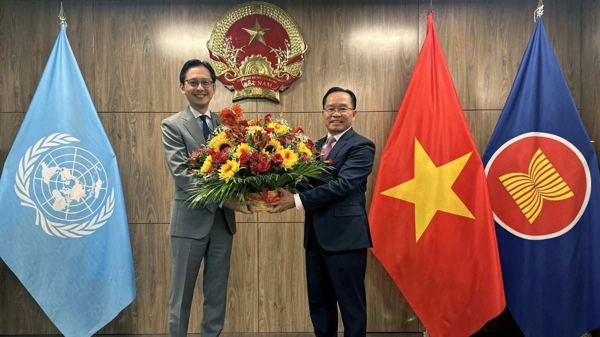 Đại sứ Lào Thongphane Savanphet tặng hoa chúc mừng Đại sứ Đỗ Hùng Việt