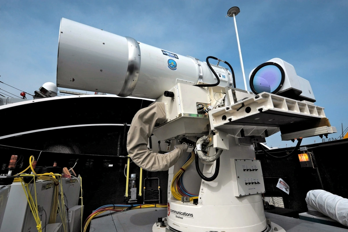 Vũ khí laser của Hải quân Mỹ. Ảnh: John F. Williams