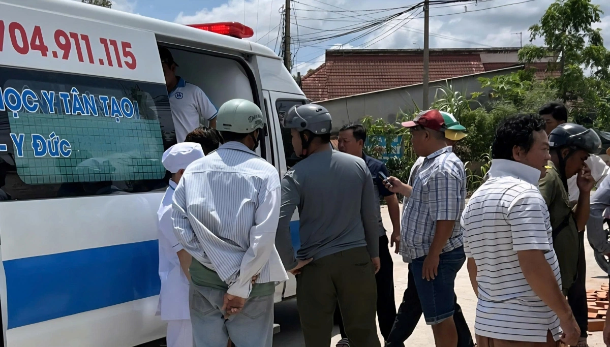 Nạn nhân còn lại tinh thần hoảng loạn được xe cứu thương đưa về nhà (ảnh T.C)