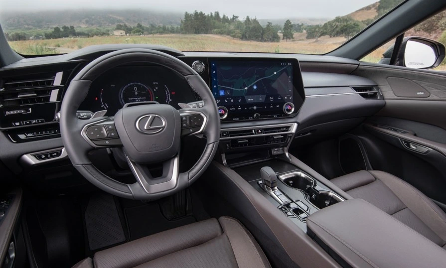 Khoang nội thất rộng rãi và tiện nghi trên Lexus RX 350h Luxury.
