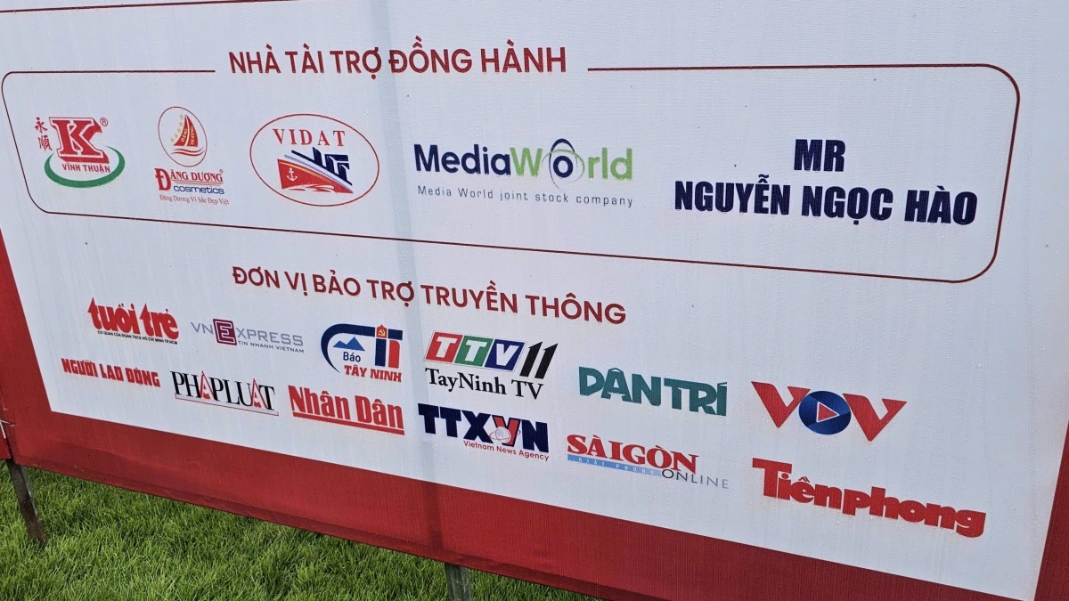 Logo VOV cùng nhiều cơ quan báo chí xuất hiện tại giải một giải golf ở Tây Ninh