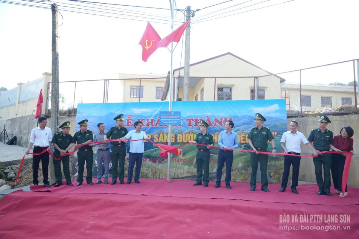Các đại biểu kéo băng gắn biển khánh thành công trình "Thắp sáng đường thôn biên giới" 
