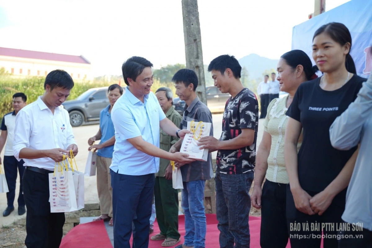 Đại diện Văn phòng Đài Tiếng nói Việt Nam trao các phần quà cho người dân trên địa bàn xã Đồng Đăng