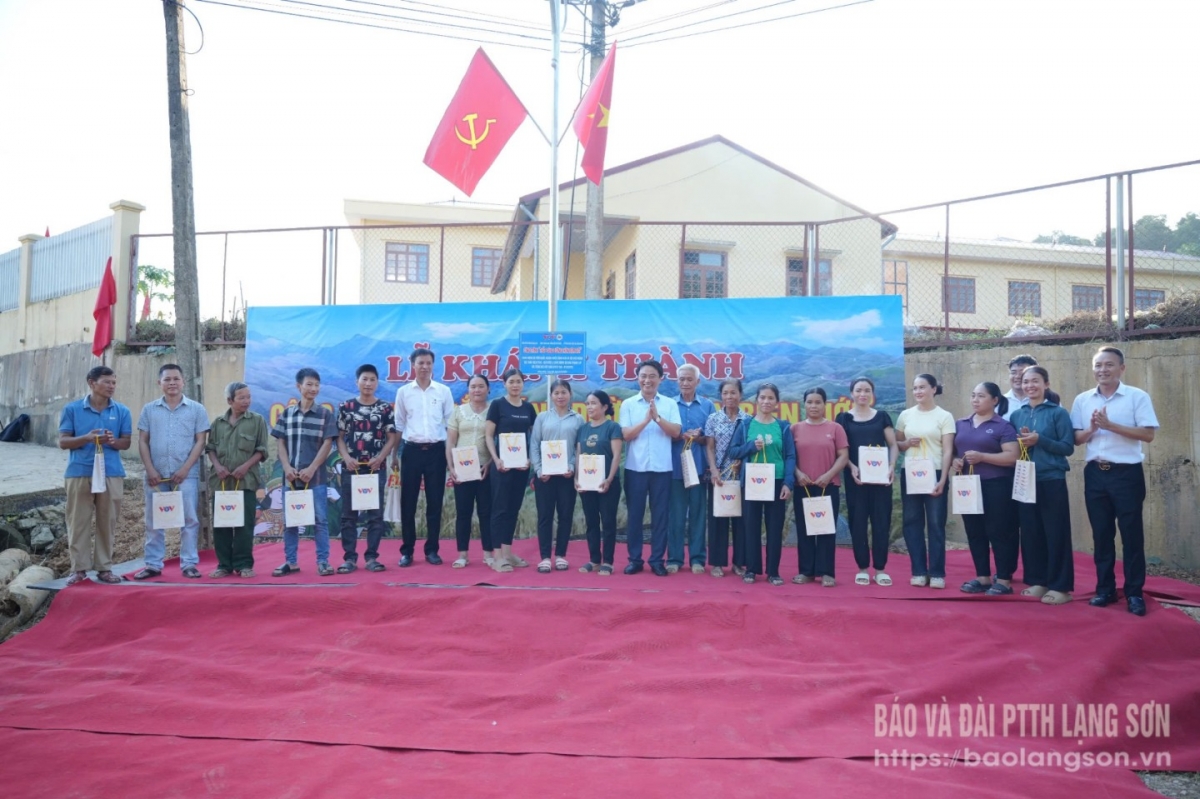 Đại diện Văn phòng Đài Tiếng nói Việt Nam trao các phần quà cho người dân trên địa bàn xã Đồng Đăng