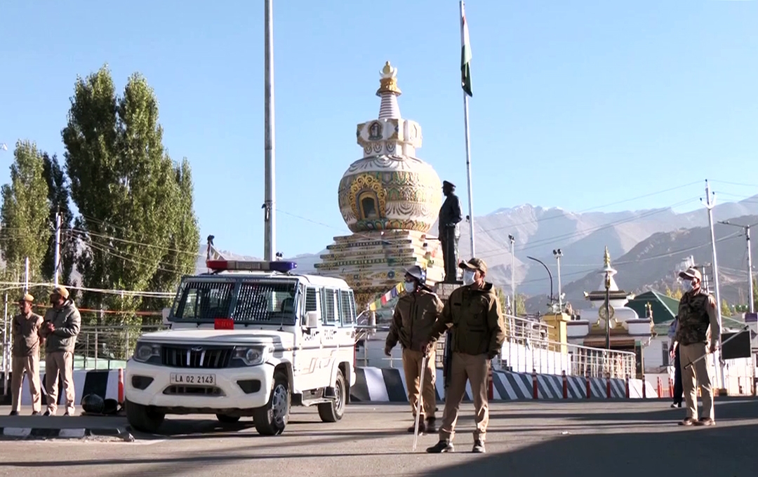 Lực lượng an ninh Ấn Độ tuần tra tại Ladakh sau khi lệnh giới nghiêm được áp dụng ngày 25/9. (Ảnh: ANI)