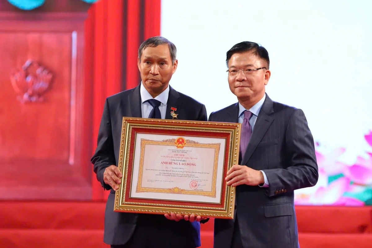 HLV Mai Đức Chung được nhận danh hiệu Anh hùng Lao động. (Ảnh: Bộ VHTTDL). 