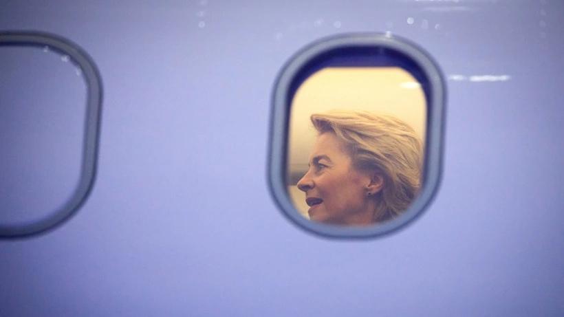 Bà Ursula von der Leyen thị sát máy bay quân sự A319 ở Hamburg năm 2019, khi đó bà giữ cương vị Bộ trưởng Quốc phòng Đức. Ảnh: Picture Alliance/Getty