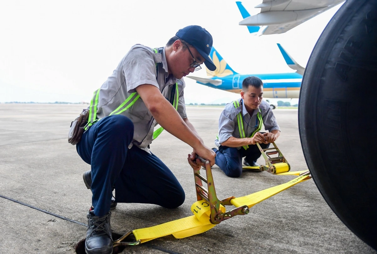Triển khai các phương án phòng, chống và ứng phó theo chỉ đạo của Thủ tướng Chính phủ và Cục Hàng không Việt Nam, nhằm đảm bảo tuyệt đối an toàn cho người, tài sản và hoạt động bay.