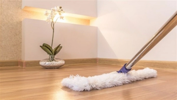 Chăm sóc sàn gỗ không hề khó nếu bạn nắm vững những bí quyết và kỹ thuật phù hợp.
