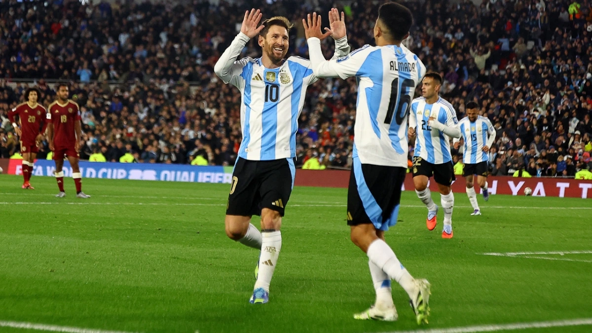 Lionel Messi ghi cú đúp trong chiến thắng của ĐT Argentina (Ảnh: Reuters)