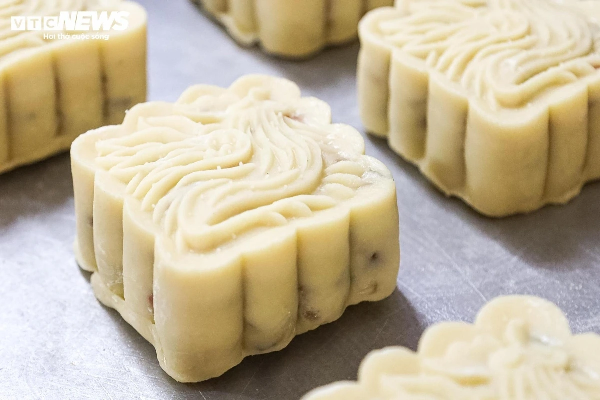 Each step must be done meticulously to avoid breaking the cake crust.