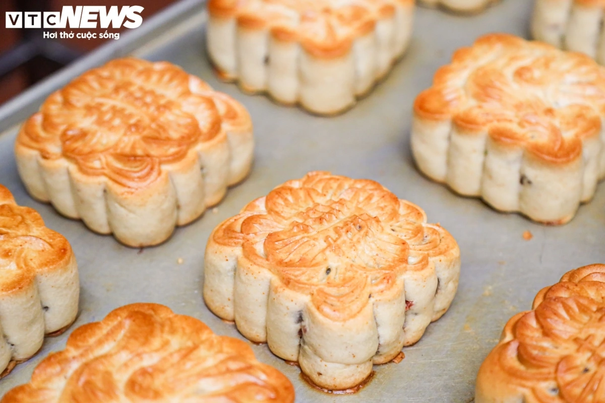 The cake is baked at moderate temperature so that the crust is hard enough and retains the aroma of mung beans.
