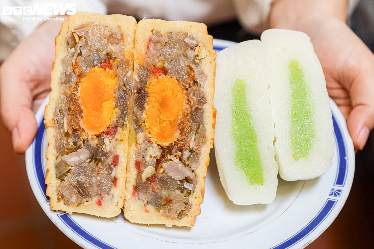 There are two types of moon cakes - bánh nướng, known as brown baked cake, (L) and bánh dẻo, also known as snow skin sticky cake. Prices of these cakes hover around VND35,000-75,000 each.