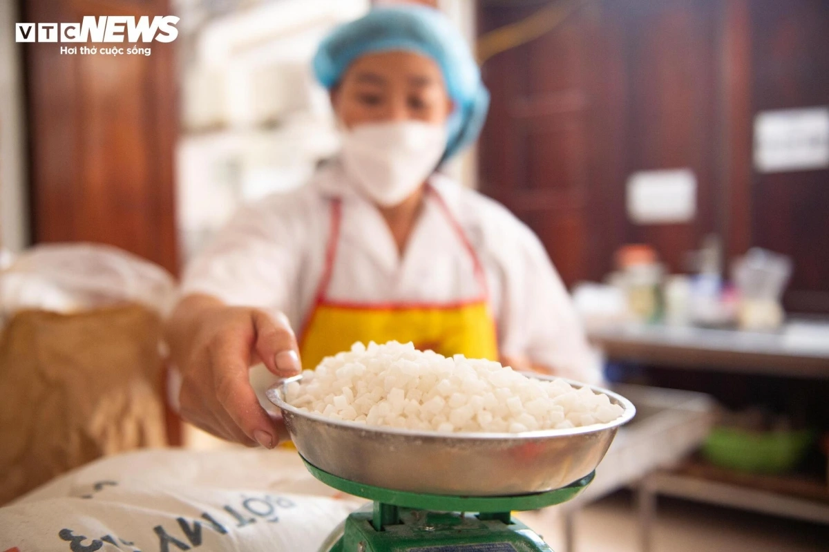 Each cake has different weight, requiring the filling ingredients to be weighed exactly.