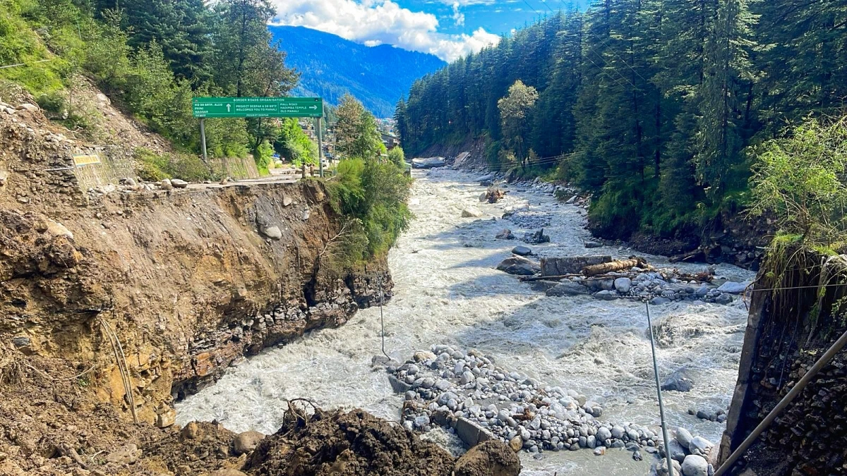 Một cây cầu trên tuyến đường tới khu du lịch Manali tại bang Himachal Pradesh, Ấn Độ bị nước lũ cuốn trôi. Ảnh: ANI