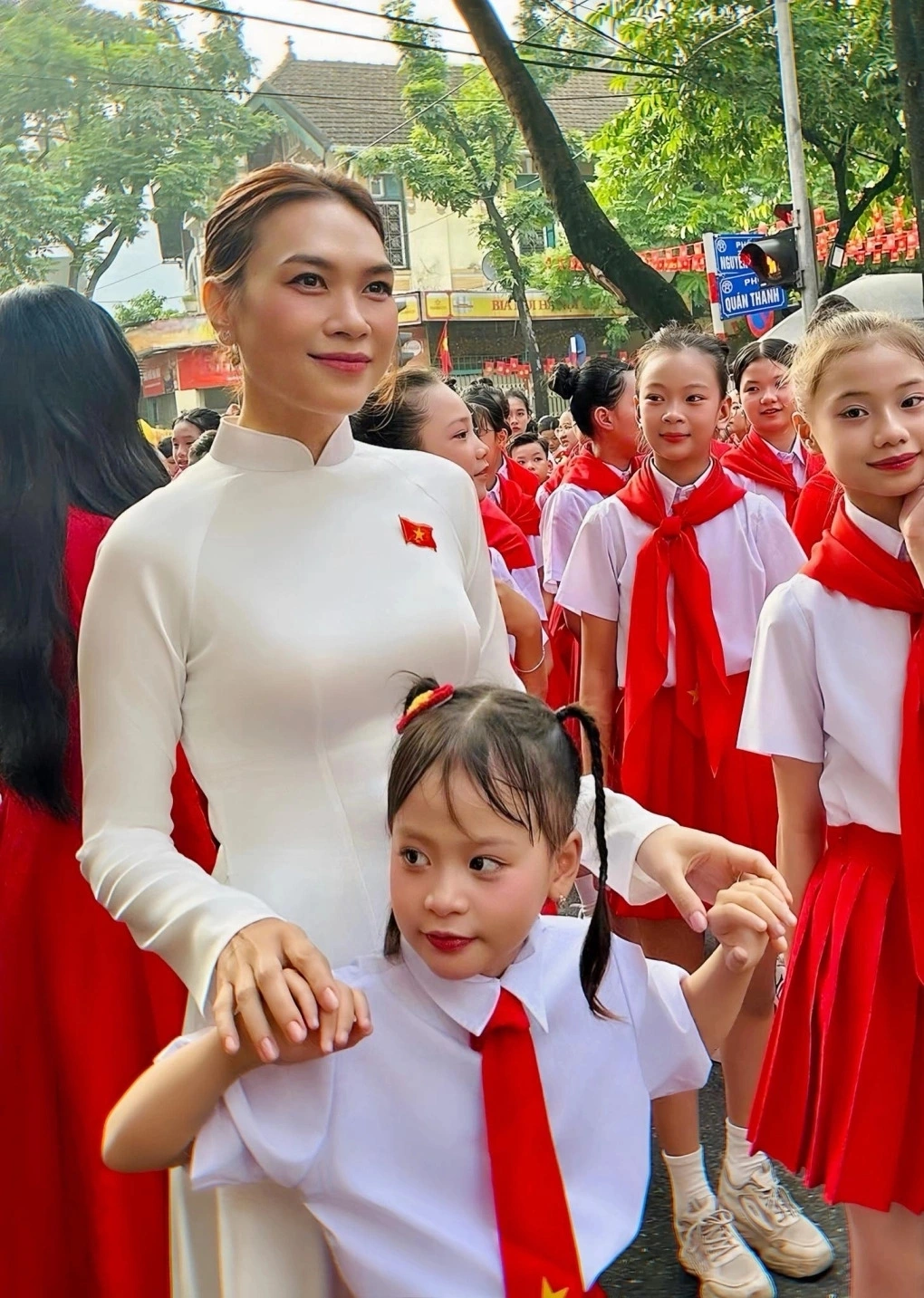 Bé Hà Thủy Tiên (7 tuổi) thu hút chú ý khi hát cùng ca sĩ Mỹ Tâm bài 'Giai điệu tự hào' tại Quảng trường Ba Đình, trong lễ kỷ niệm 80 năm Cách mạng tháng Tám thành công và Quốc khánh 2/9.
