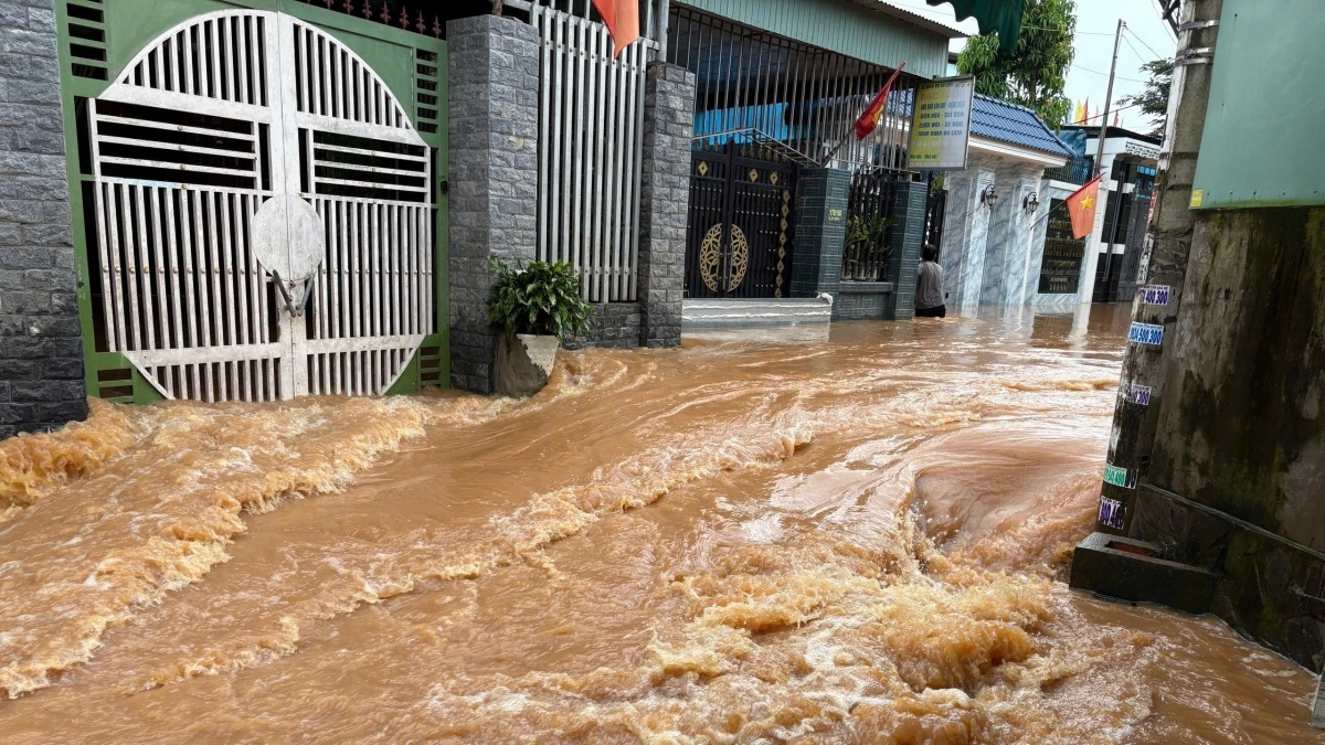 Nước dâng cao chảy xiết trong khu dân cư tại phường Phước Tân